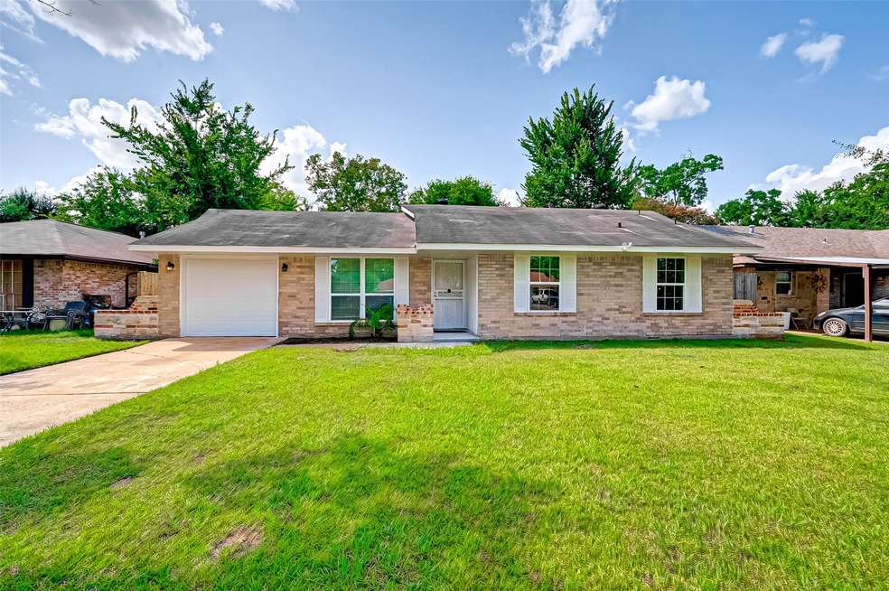 6318 Maple Hill Dr, Houston, TX 77088 - photo 1