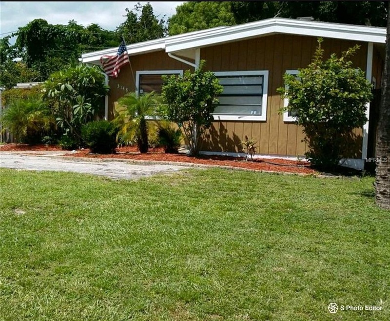 Plenty of parking and turn around drive way.