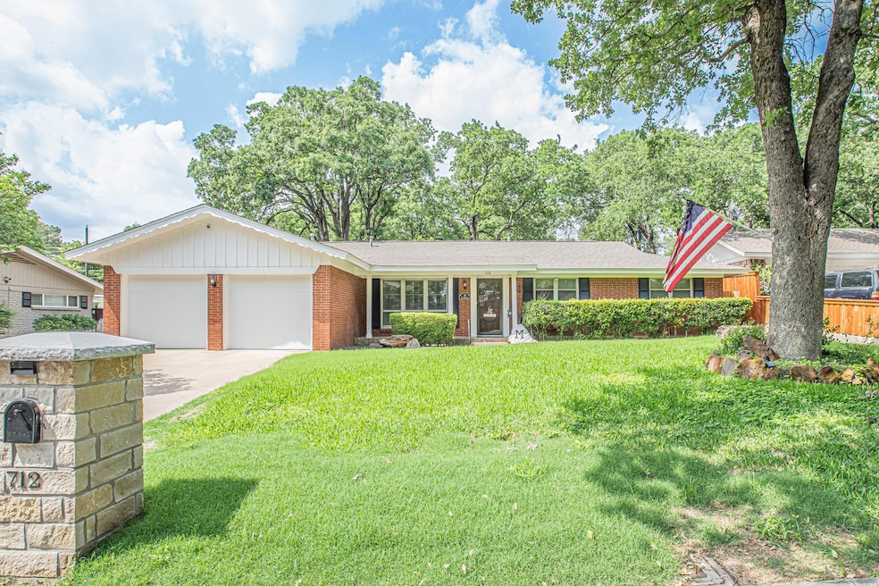 712 Joanna Dr, Hurst, TX 76053 - photo 1
