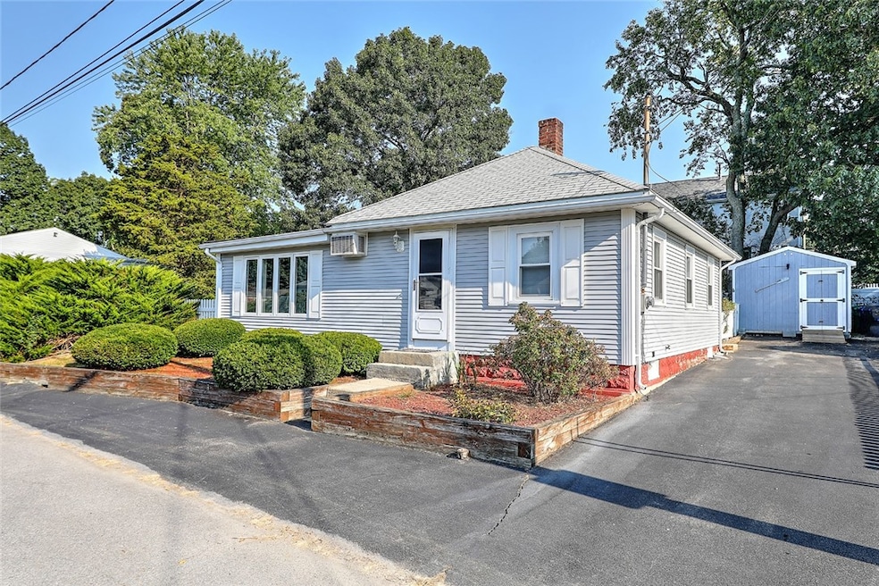 15 Chelmsford Ave, Warwick, RI 02889 - photo 1