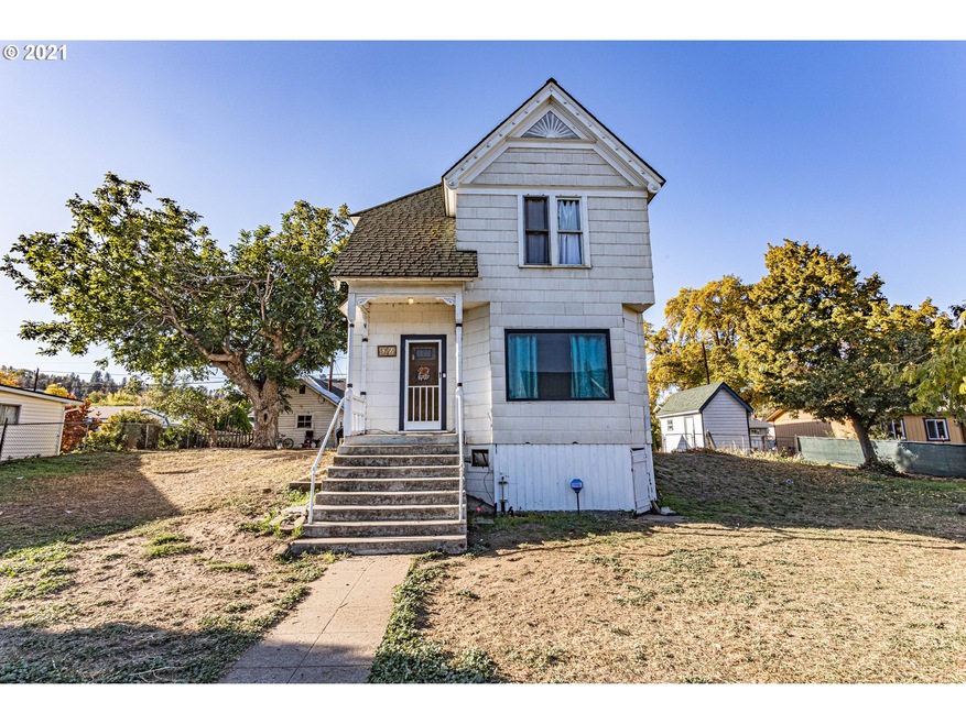 914 W 10th St, the Dalles, OR 97058 - photo 1