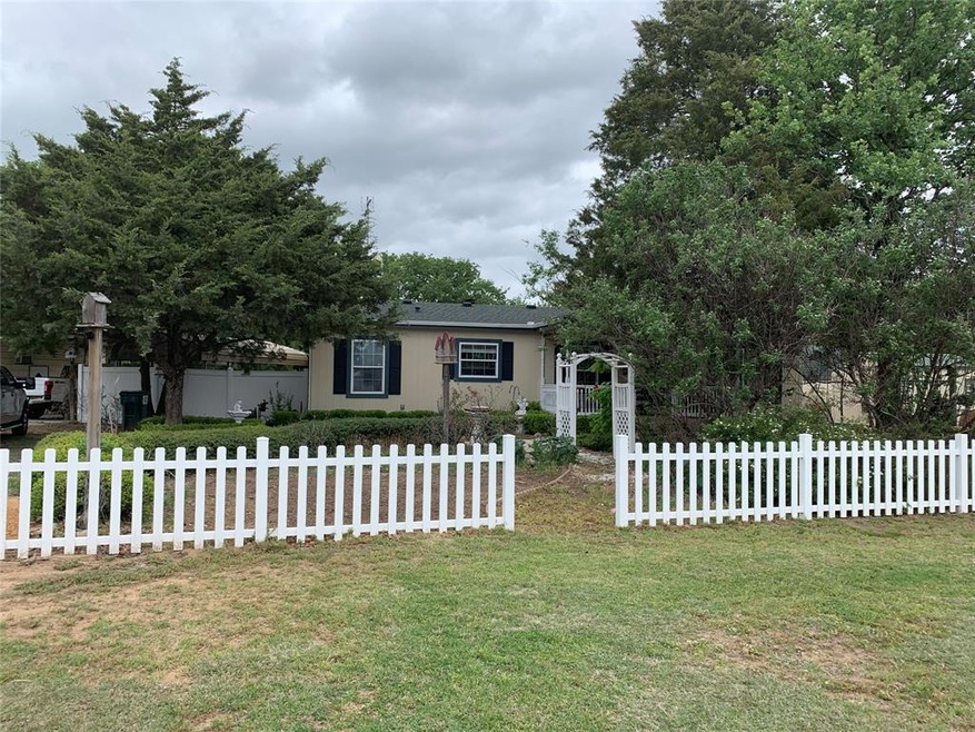 107 Briar Oaks Ct, Azle, TX 76020 - photo 1