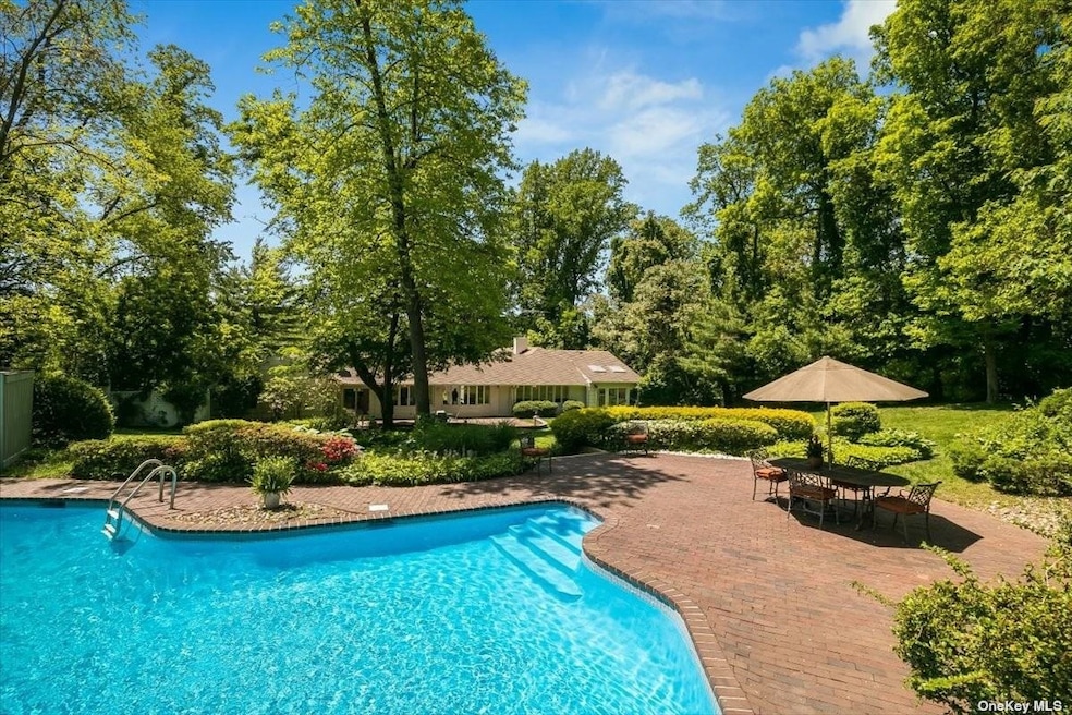 5 Denton Rd, Great Neck, NY 11024 - photo 1