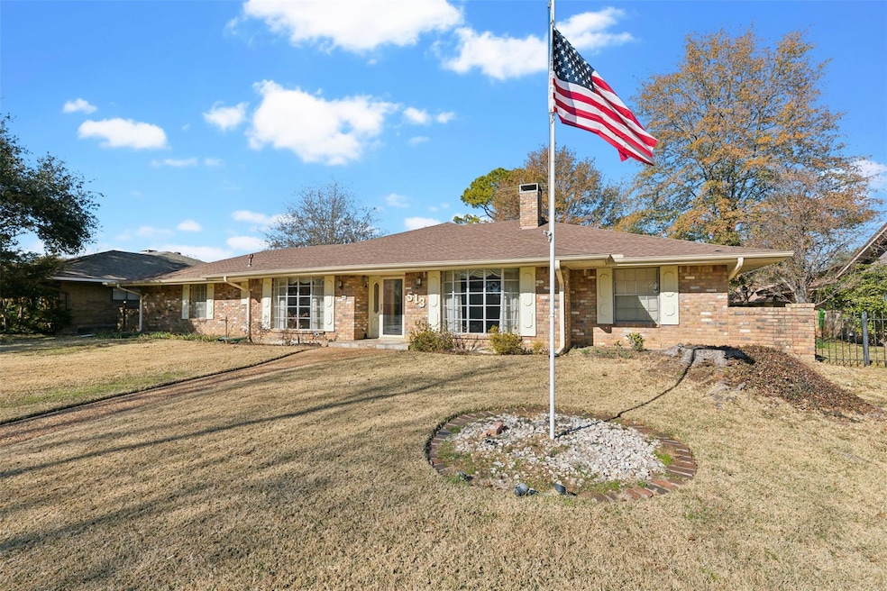 View of front facade with a front yard