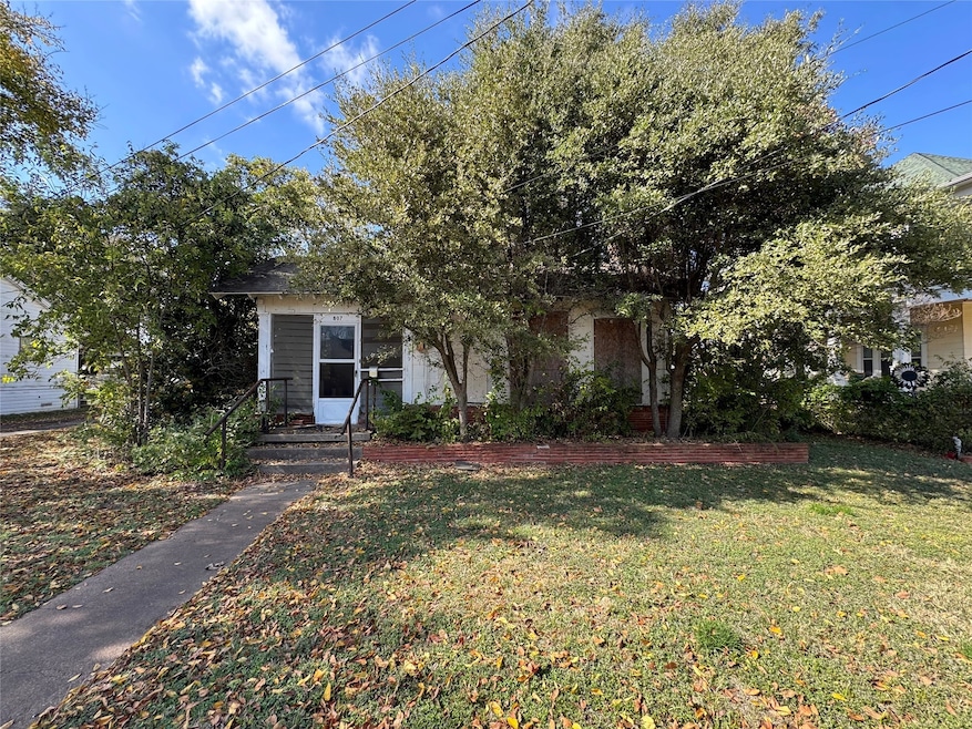 807 N Marable St, West, TX 76691 - photo 1