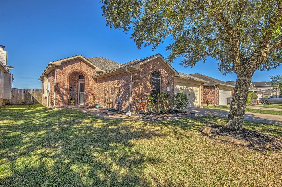699 Columbia St, Alvin, TX 77511 - photo 1