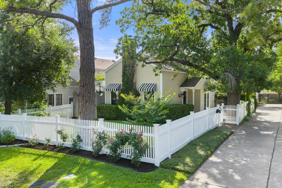 View of side of property featuring a fenced front