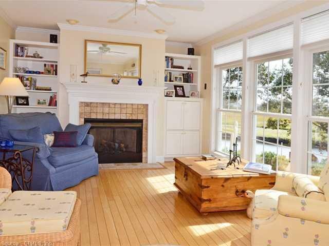 Living Room. Beautiful year-round waterviews, tumb