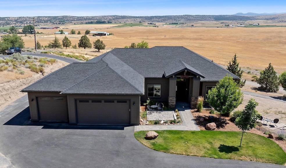 2213 NE Bunchgrass Ct, Madras, OR 97741 - photo 1