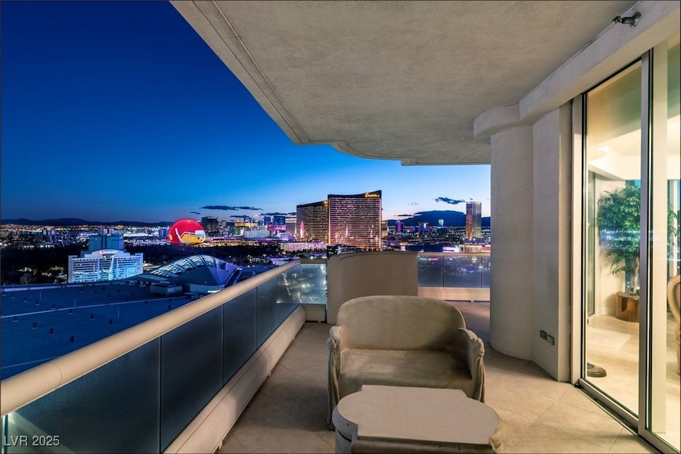 SPECTACULAR UNOBSTRUCTED VIEWS IF THE STRIP!!!