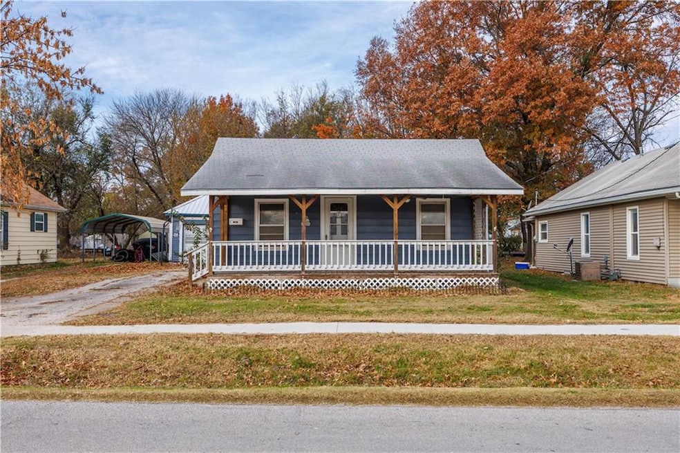 1607 N 8th St, Neodesha, KS 66757 - photo 1