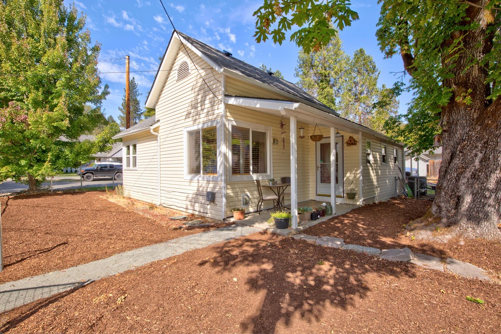 1114 NW B St, Grants Pass, OR 97526 - photo 1