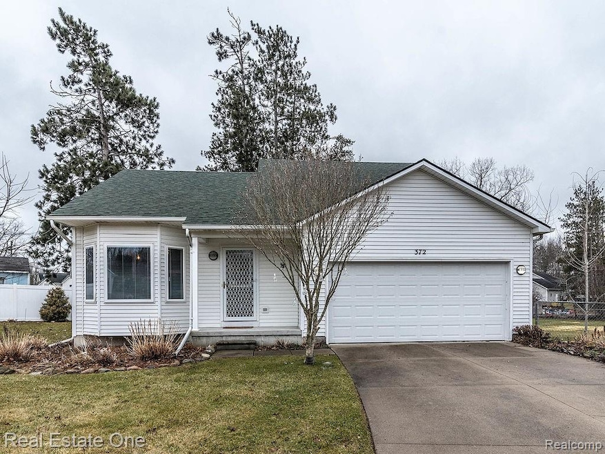 372 Eagle Landings Ct, Waterford, MI 48327 - photo 1