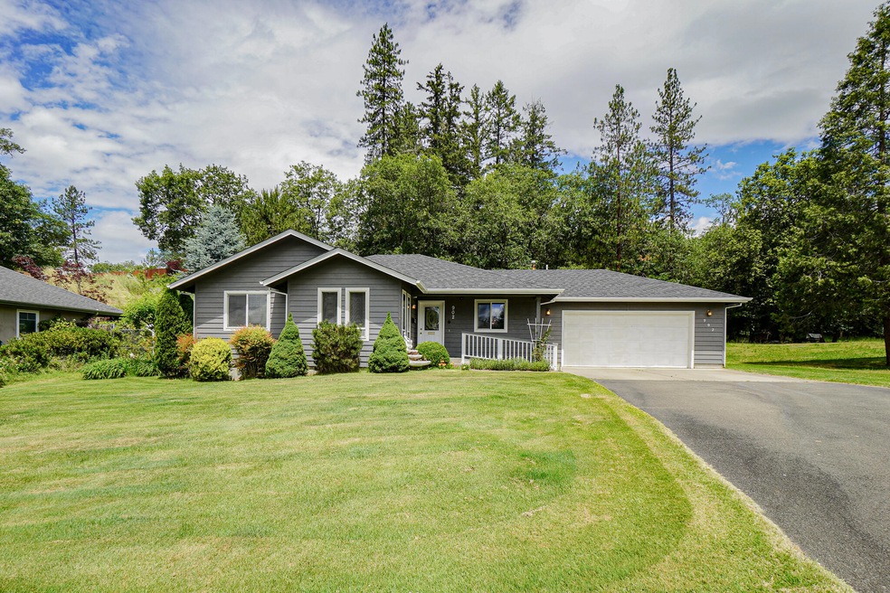 902 NE Dewey Dr, Grants Pass, OR 97526 - photo 1