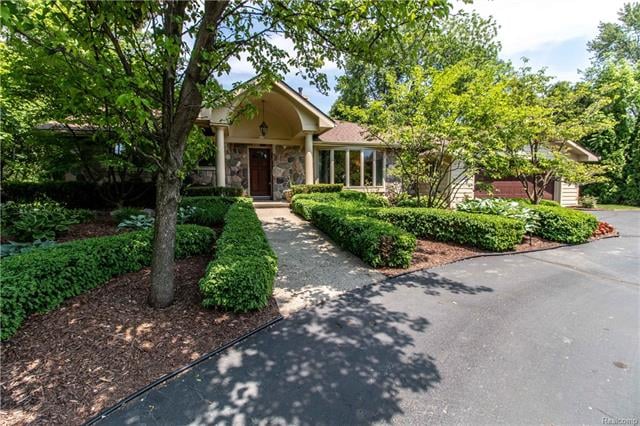 138 W Hickory Grove Rd, Bloomfield Hills, MI 48304 - photo 1