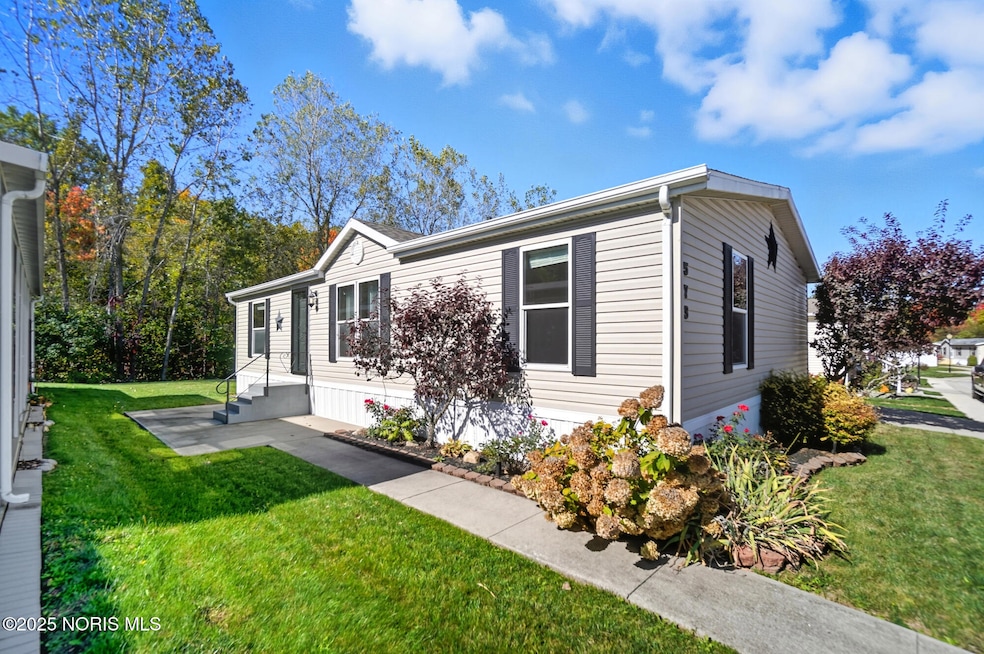 573 Waterview Cir, Lima, OH 45804 - photo 1