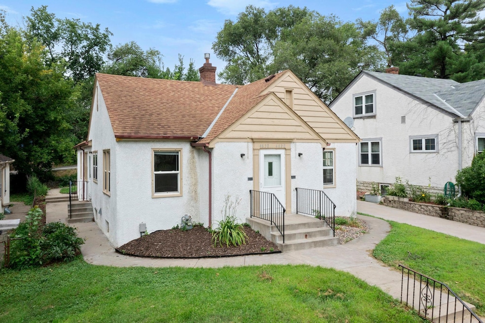 Side by Side Duplex walking distance to Lakes and Shopping