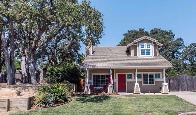 Situated in a great location on a spacious .24 acre lot with beautiful oak trees.  Welcome to 3464 Tea Rose Drive in El Dorado Hills.  This home is more than just a cute home on the outside.  It has been upgraded with Bamboo floors, a beautiful chef'