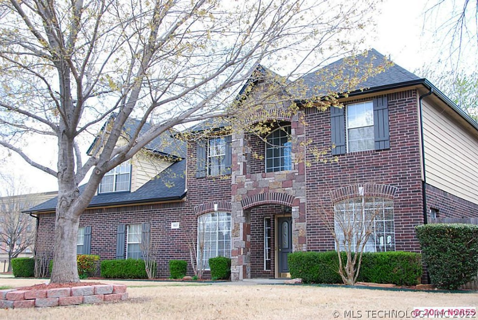 Large Family Home in South Towne Square. New Roof