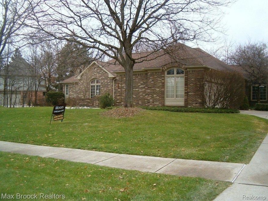 4857 Rivers Edge Dr, Troy, MI 48098 - photo 1