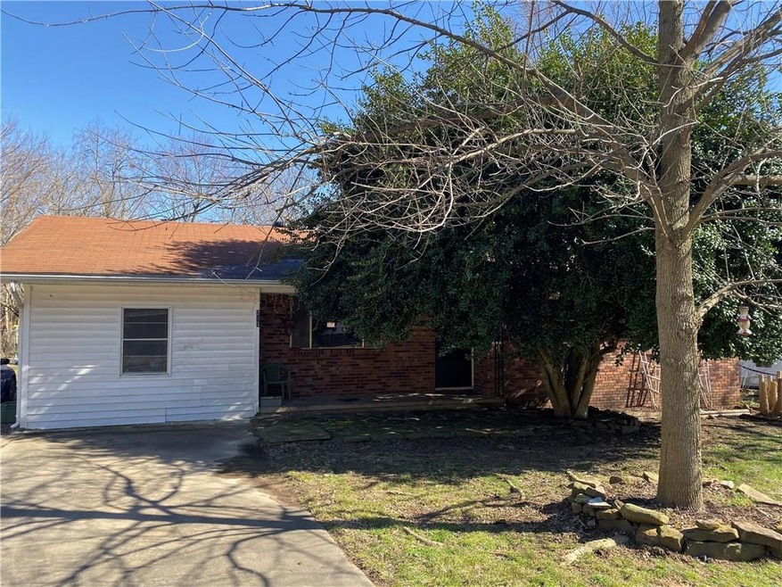 213 Stapleton Dr, Prairie Grove, AR 72753 - photo 1