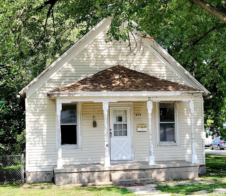 628 Omaha Ave, Lincoln, IL 62656 - photo 1