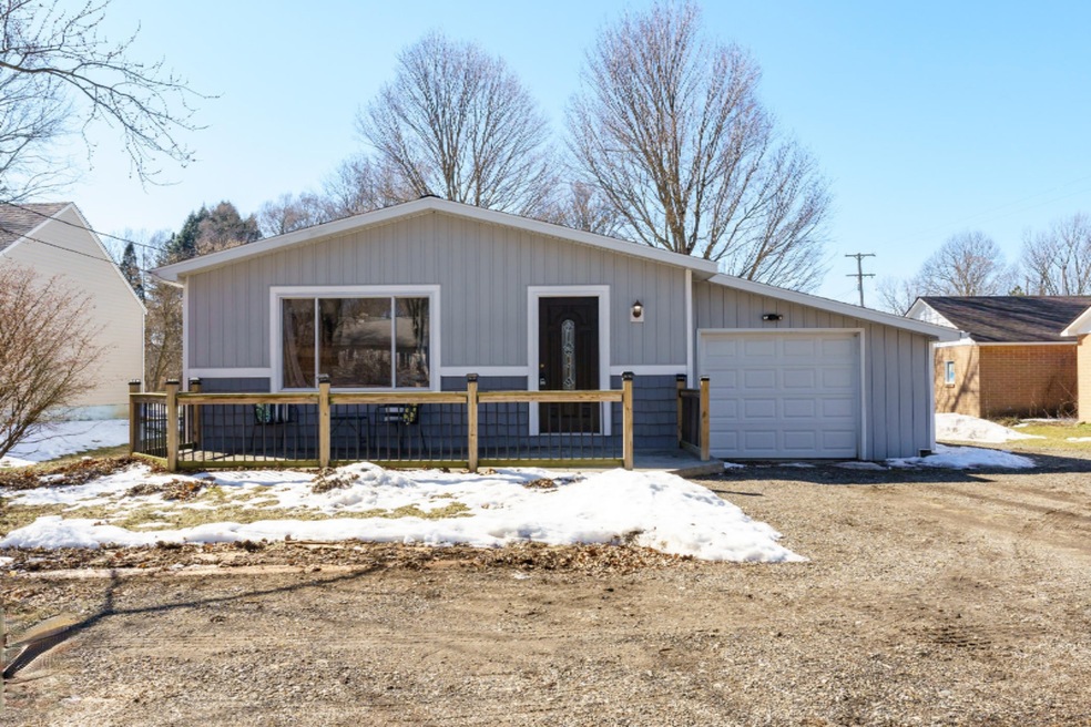 Riverview_Dr_890_Plainwell_49080-1