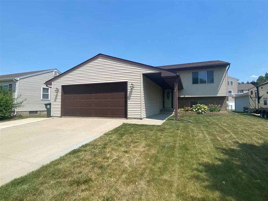 4044 Mark Dr, Waterloo, IA 50701 - photo 1