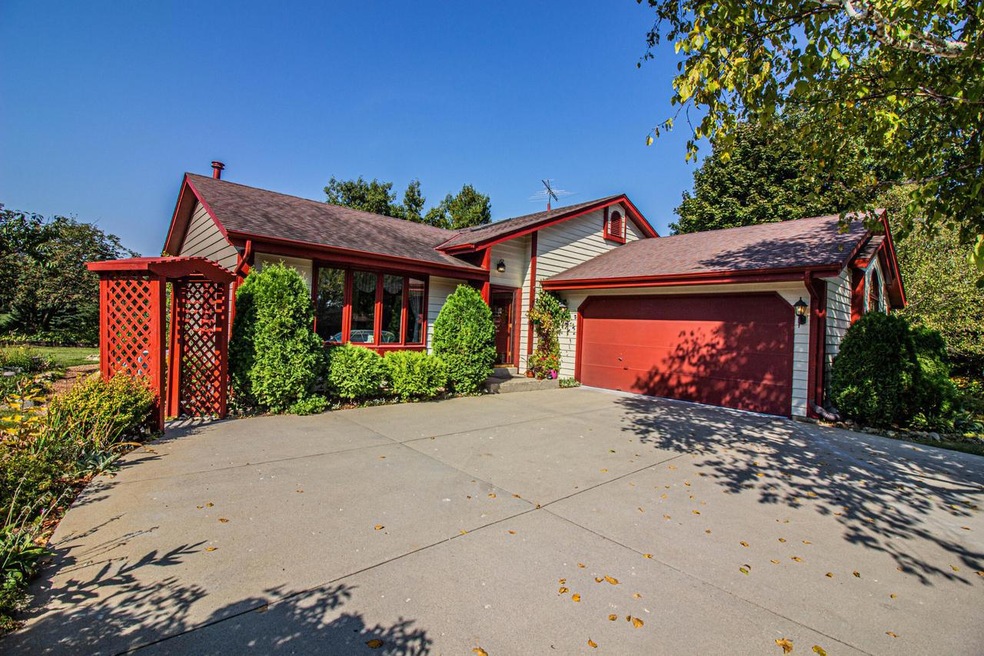 6585 Glacier Dr, West Bend, WI 53090 - photo 1