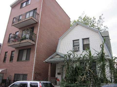 136-16 Carlton Place, Flushing, NY 11354 - photo 1
