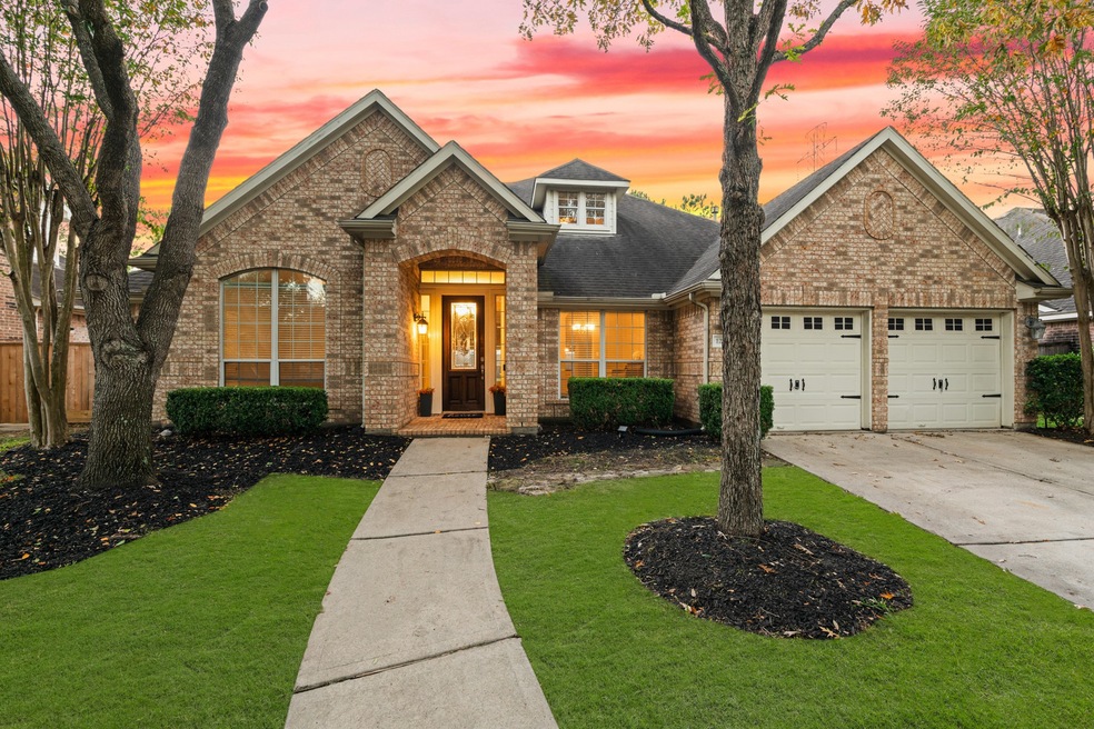 This fabulous home in Grayson Lakes is ready for new owners to love. It's filled with elegant finishes throughout. Find wood-look tile floors, fresh neutral paint, arched doorways, art niches, elegant lighting and fans, soaring ceilings, updated bathrooms and so more all in an open and flexible floorplan.