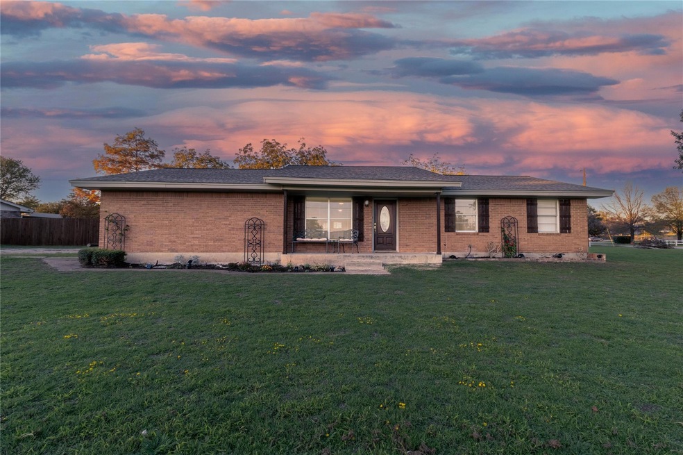 600 Sunset Dr, Azle, TX 76020 - photo 1