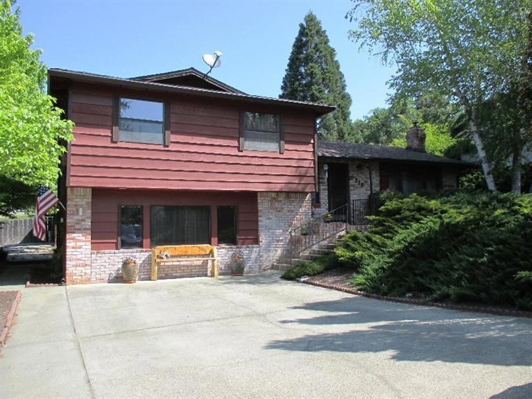 329 7th St, Rogue River, OR 97537 - photo 1