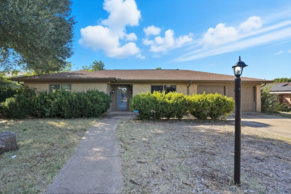 233 Bellvue Dr, Fort Worth, TX 76134 - photo 1