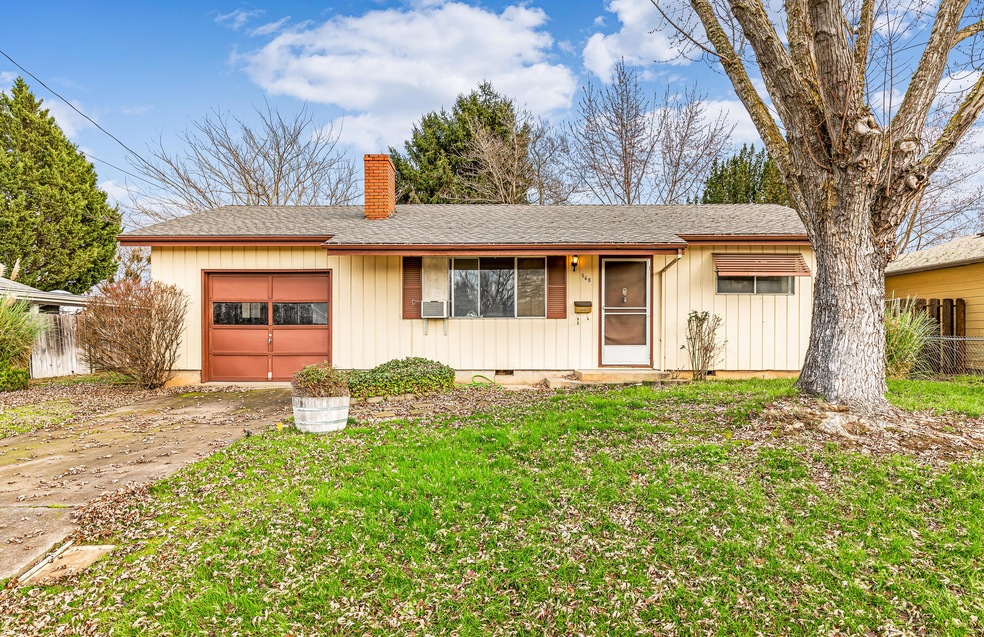 568 N 6th St, Central Point, OR 97502 - photo 1