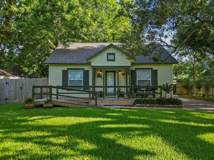 813 W Sidnor St, Alvin, TX 77511 - photo 1