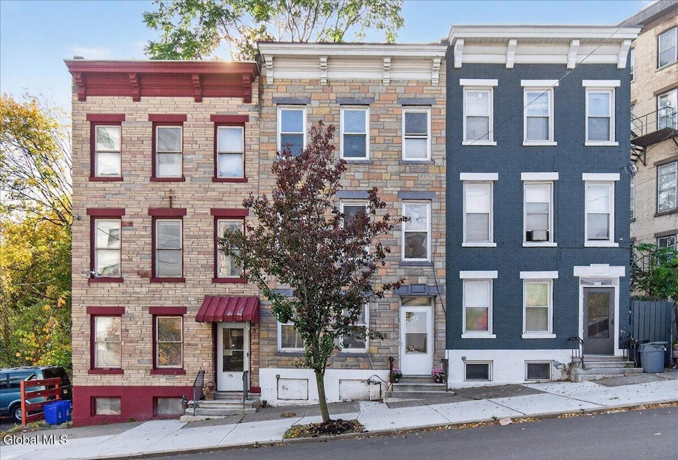 34-98 Livingston Ave-34