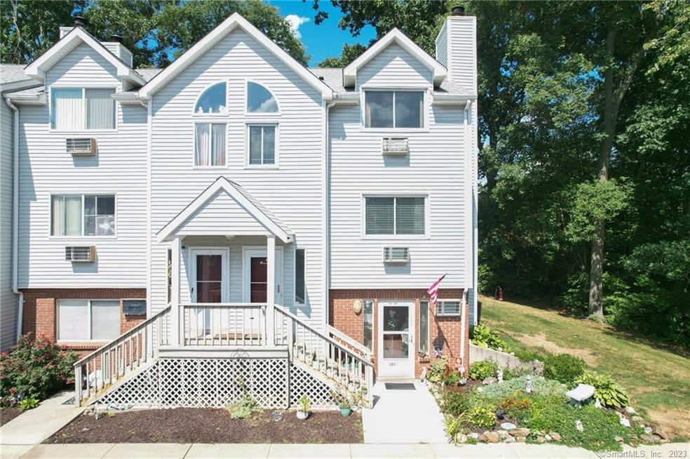 925 Oronoke Rd unit 101L, Waterbury, CT 06708 - photo 1