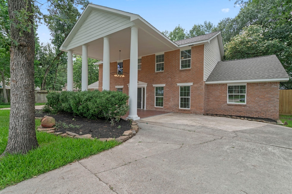 Classic entryway with U shaped driveway