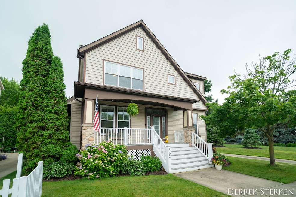 652 Cedar Square