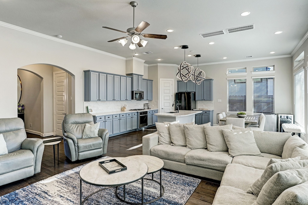 935 S Lacey Garden Loop, Houston, TX 77018 - photo 1