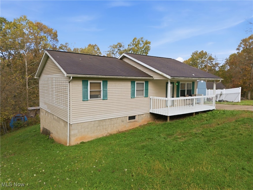 127 Pineview Dr unit END, Marietta, OH 45750 - photo 1