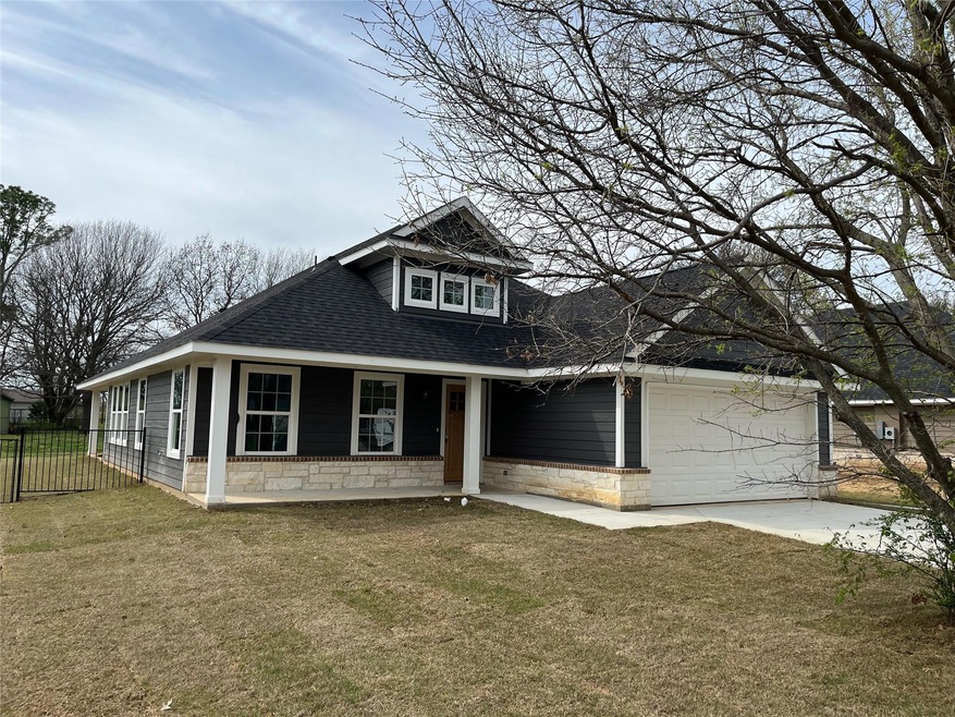 1403 S Clements St, Gainesville, TX 76240 - photo 1