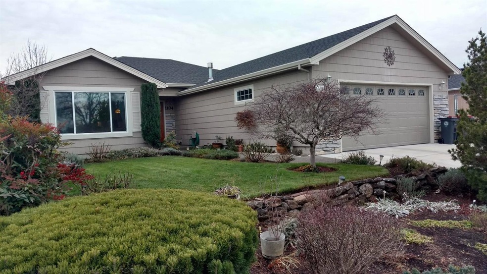 1104 Gate Park Dr, Central Point, OR 97502 - photo 1