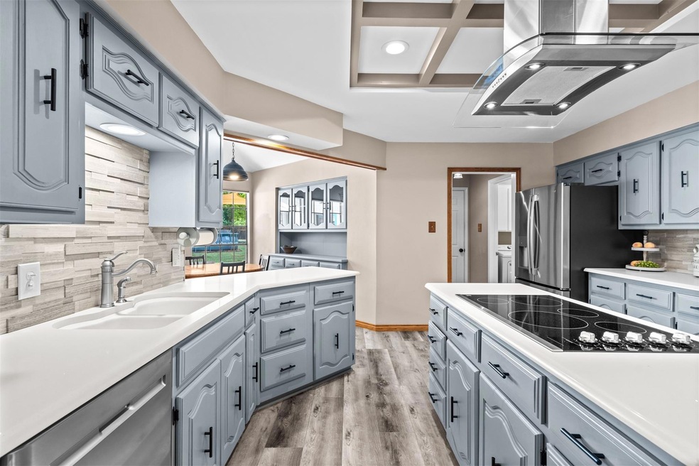 Huge REMODELED kitchen with very generous countert