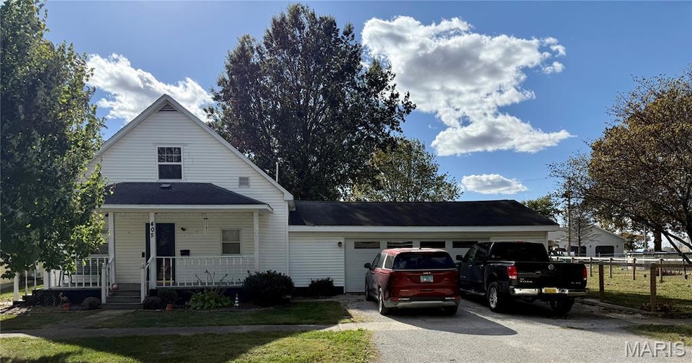 405 N Vine St, Nokomis, IL 62075 - photo 1