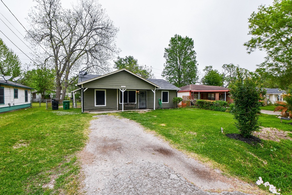 This property boasts of a large front and back yard. Plenty of room for parking and gardening!