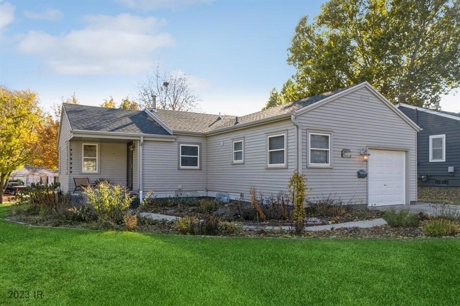 5820 Crown Ln, Des Moines, IA 50311 - photo 1