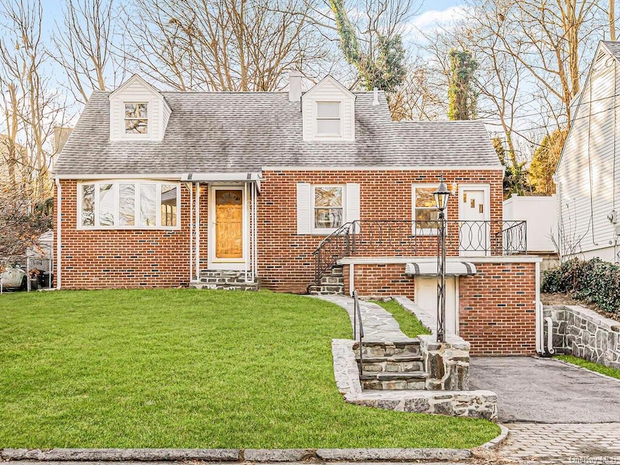 38 Cantitoe Rd, Yonkers, NY 10710 - photo 1