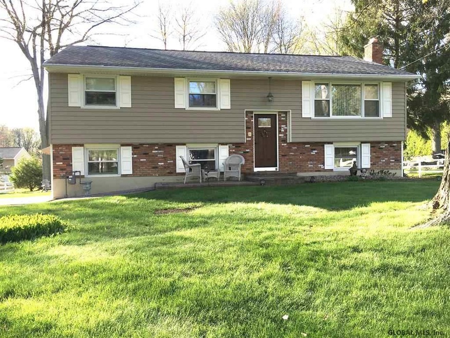 9 Woodhall Ln, Clifton Park, NY 12065 - photo 1